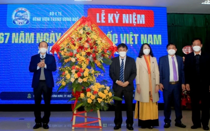 Lãnh đạo tỉnh Thừa Thiên Huế trao lẵng hoa chúc mừng của Chủ tịch nước Nguyễn Xuân Phúc đến đội ngũ thầy thuốc Bệnh viện Trung ương Huế.