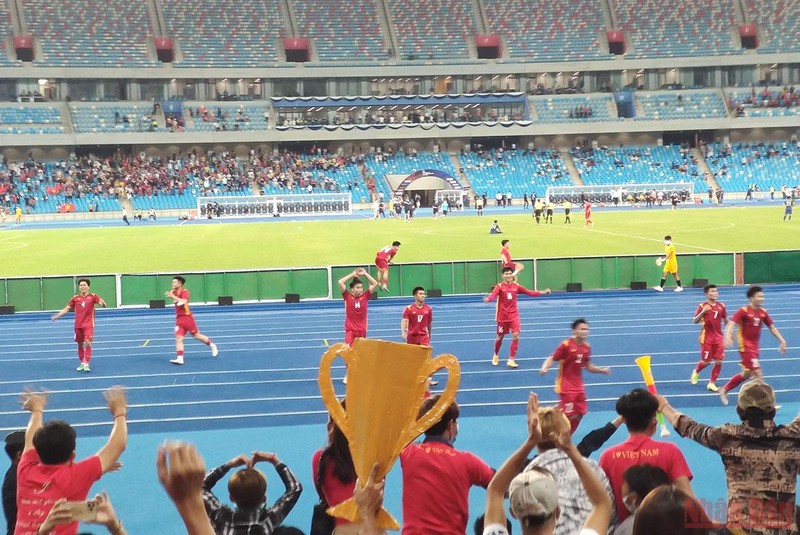 Các cầu thủ U23 Việt Nam chào khán giả khi trận đấu kết thúc.