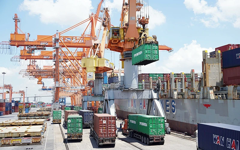 Bốc xếp hàng hóa xuất, nhập khẩu tại cảng Tân Vũ, Hải Phòng. (Ảnh ĐĂNG DUY)