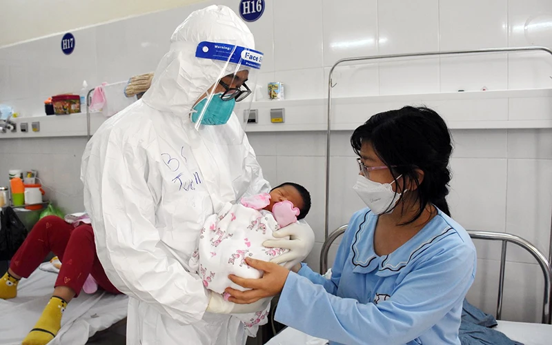 Theo dõi, chăm sóc trẻ có mẹ đang điều trị Covid-19 tại Bệnh viện Hòa Vang, TP Đà Nẵng. (Ảnh ANH ĐÀO)