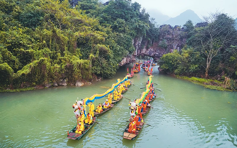 Múa rồng rước nước-nghi lễ độc đáo trong Lễ hội chùa Bái Đính (Ninh Bình) năm 2022. (Ảnh LÊ HỒNG) 