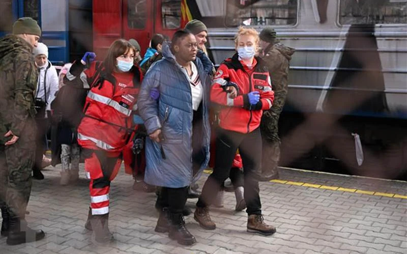 Binh sĩ và tình nguyện viên Ba Lan hỗ trợ người tị nạn Ukraine tại Przemysl ngày 27/2. (Ảnh: PAP/TTXVN)