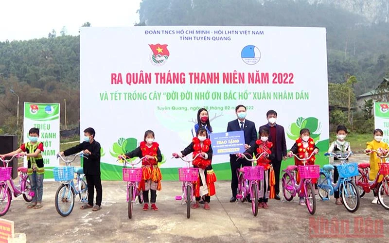 Các đại biểu trao tặng xe đạp cho 10 em học sinh có hoàn cảnh khó khăn trên địa bàn xã Bình An, huyện Lâm Bình, tỉnh Tuyên Quang.