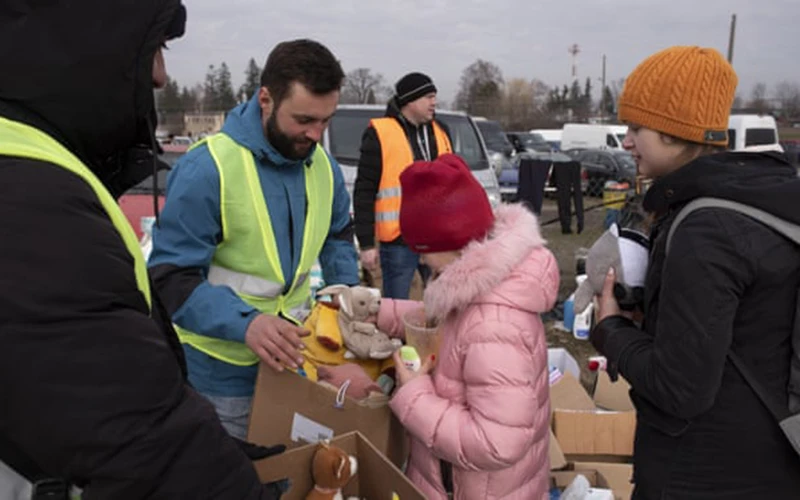 Tình nguyện viên tại Ba Lan phát đồ chơi cho trẻ em Ukraine. (Ảnh: The Guardian)