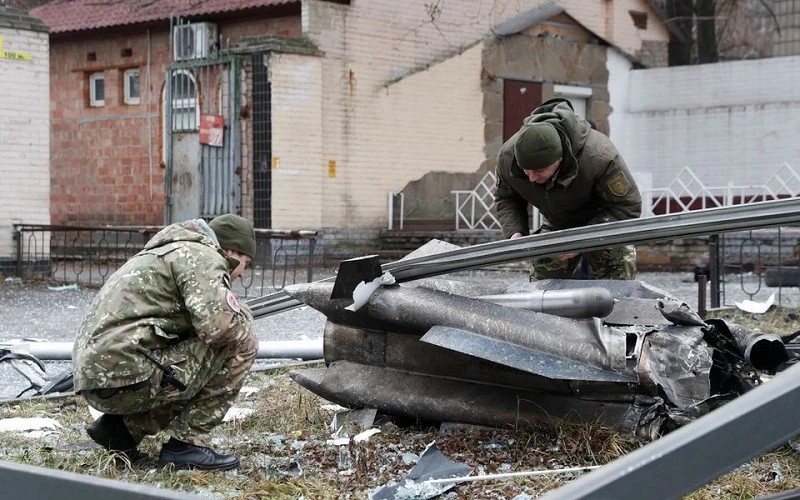 Cảnh sát Ukraine kiểm tra phần còn lại của 1 tên lửa trên đường phố Kiev, Ukraine, ngày 24/2/2022. (Ảnh: REUTERS)