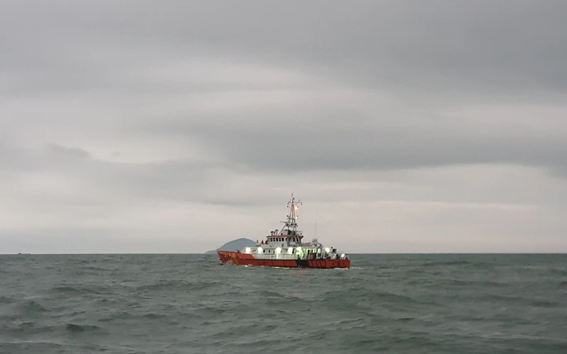 Tàu chuyên dụng tìm kiếm cứu nạn của Trung tâm thực hiện nhiệm vụ tại hiện trường.