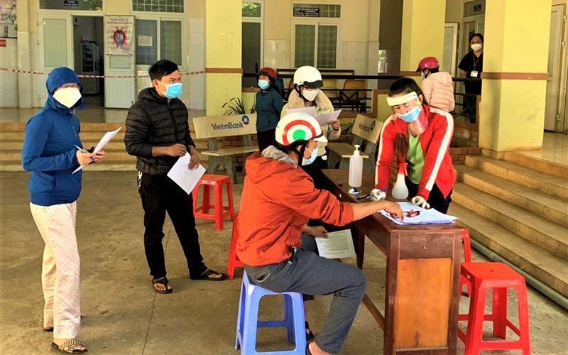 Các trường hợp dương tính với SARS-CoV-2 ở phường Tân Lợi, thành phố Buôn Ma Thuột đến Trạm Y tế phường khai báo y tế.