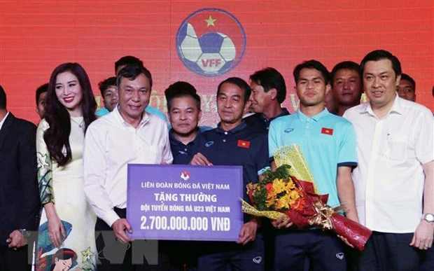 Quyền Chủ tịch VFF Trần Quốc Tuấn trao thưởng cho đội U23 Việt Nam. (Ảnh: Thanh Vũ/TTXVN)
