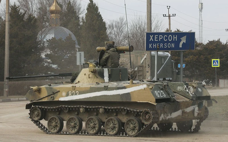 Xe bọc thép di chuyển trên một tuyến đường tại Armyansk, Crimea, ngày 24/2. (Ảnh: Reuters)