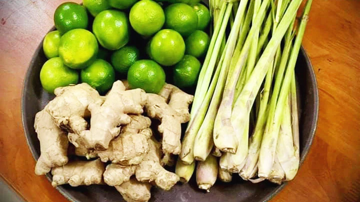 Gừng, sả, chanh là các nguyên liệu chính của nồi xông.