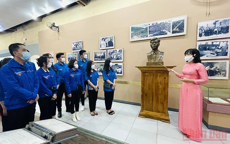 Đoàn viên thanh niên Sơn La nghe giới thiệu về thân thế, sự nghiệp đồng chí Tô Hiệu tại cuộc triển lãm.