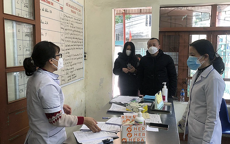 Cán bộ y tế phường Cao Thắng (thành phố Hạ Long, tỉnh Quảng Ninh) tiếp công dân đến khai báo Covid-19. (Ảnh MINH ÐỨC) 