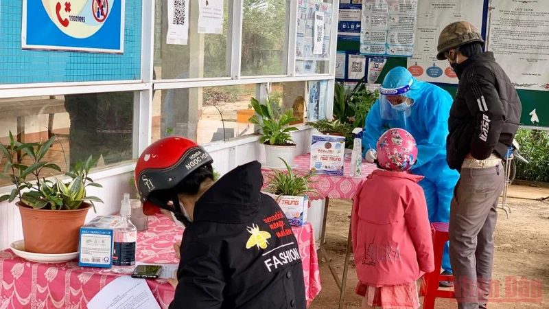 Người dân phường Diên Hồng (thành phố PleiKu) đến Trạm y tế phường khai báo y tế để được hướng dẫn phòng, chống dịch.