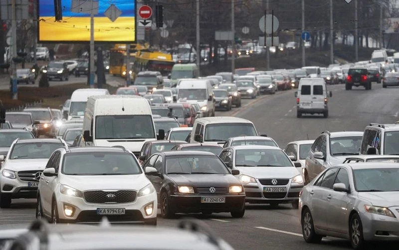 Các phương tiện nối đuôi nhau rời thủ đô Kiev, Ukraine, ngày 24/2/2022. (Ảnh: Reuters)