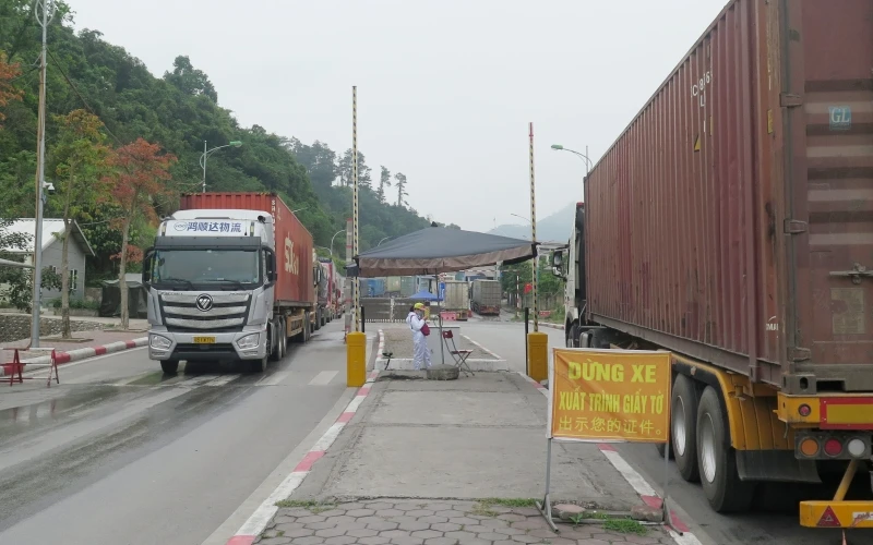 Xe chở hàng hóa xuất khẩu đang chờ làm thủ tục xuất khẩu qua cửa khẩu quốc tế Hữu Nghị (Cao Lộc, Lạng Sơn).