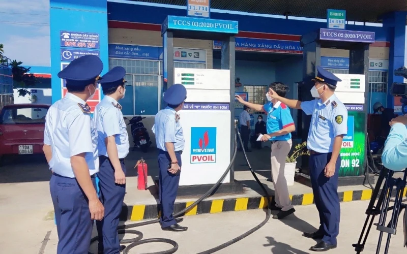Lực lượng quản lý thị trường Phú Yên kiểm tra việc niêm yết giá bán xăng dầu tại các cơ sở kinh doanh xăng dầu trên địa bàn thành phố Tuy Hòa.
