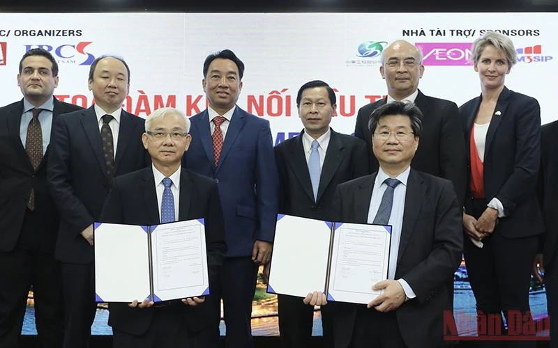 Cục trưởng Cục Đầu tư nước ngoài Đỗ Nhất Hoàng (phải) và Tổng giám đốc Becamex IDC Phạm Ngọc Thuận ký kết hợp tác giữa hai đơn vị.