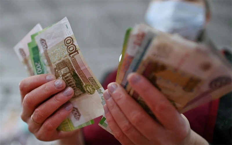 Ngày 28/2, đồng rúp Nga có lúc giảm khoảng 31,5%, xuống còn 109,13 rúp/đô la. (Ảnh: Reuters)