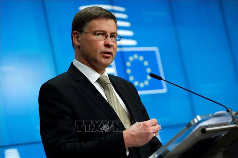 Phó Chủ tịch Ủy ban châu Âu kiêm Ủy viên thương mại Liên minh châu Âu (EU) Valdis Dombrovskis trong một cuộc họp báo. (Ảnh: AFP/TTXVN)