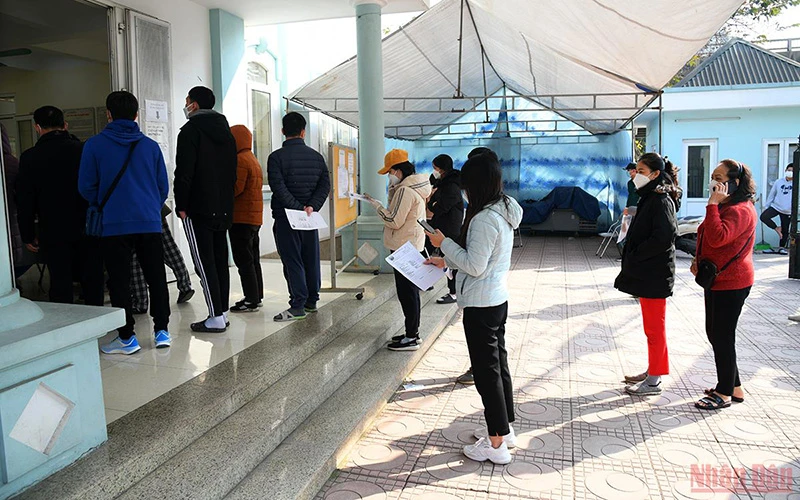 Người dân xếp hàng lấy giấy chứng nhận khỏi bệnh Covid-19 tại phường Hoàng Liệt, quận Hoàng Mai, Hà Nội. (Ảnh: Thành Đạt)