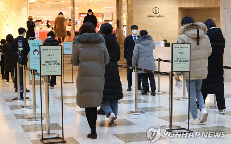 Người dân chờ nhận chứng nhận tiêm chủng tại lối vào một trung tâm thương mại ở Hàn Quốc, tháng 1/2022. (Ảnh: Yonhap)