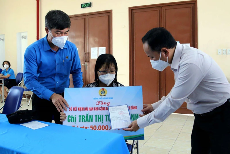 Ông Phạm Chí Tâm, Phó Chủ tịch Liên đoàn Lao động TP Hồ Chí Minh cùng lãnh đạo Quận 8 trao sổ tiết kiệm dài hạn cho chị Trần Thị Tuyết Hạnh, công nhân Công ty Furukawa (khu chế xuất Tân Thuận) bị tai nạn lao động.