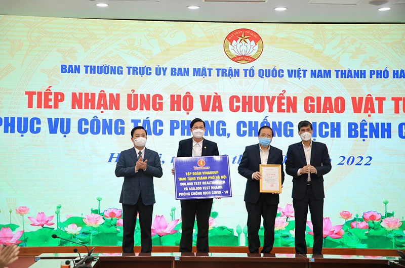 Đại diện lãnh đạo Ủy ban nhân dân thành phố, Mặt trận Tổ quốc thành phố Hà Nội tiếp nhận hỗ trợ từ các doanh nghiệp.