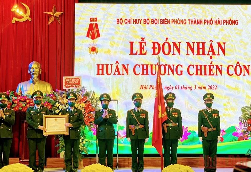 Tư lệnh Bộ đội Biên phòng, Trung tướng Lê Đức Thái trao Huân chương Chiến công hạng Nhì của Chủ tịch nước tặng Bộ Chỉ huy Bộ đội Biên phòng thành phố Hải Phòng.