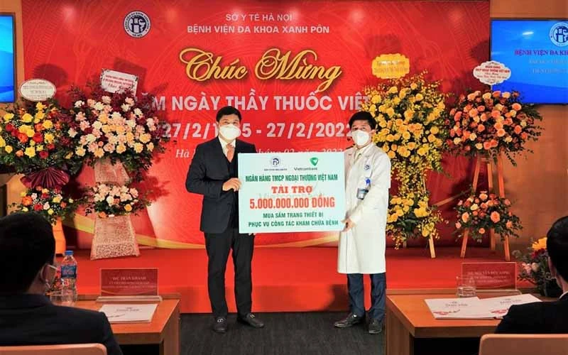 Ông Hồng Quang, Thành viên Hội đồng quản trị, Chủ tịch Công đoàn đại diện Vietcombank (bên trái) trao tặng 5 tỷ đồng mua sắm trang thiết bị phục vụ công tác khám chữa bệnh cho Bệnh viện đa khoa Xanh Pôn.