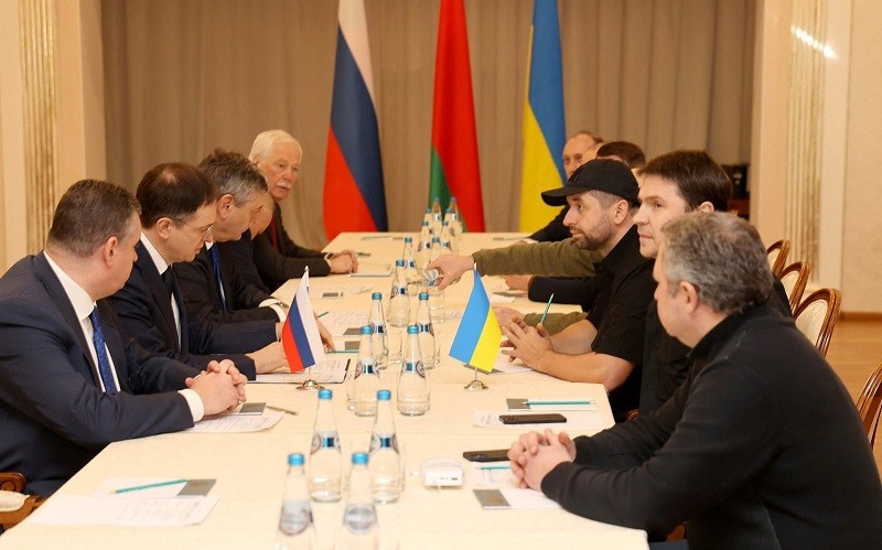 Phái đoàn Nga và Ukraine tại cuộc đàm phán ở vùng Gomel, Belarus ngày 28/2/2022. (Ảnh: REUTERS)
