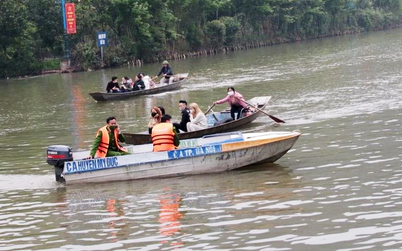 Công an huyện Mỹ Ðức (Hà Nội) tuần tra kiểm soát, bảo đảm an ninh, an toàn cho du khách.