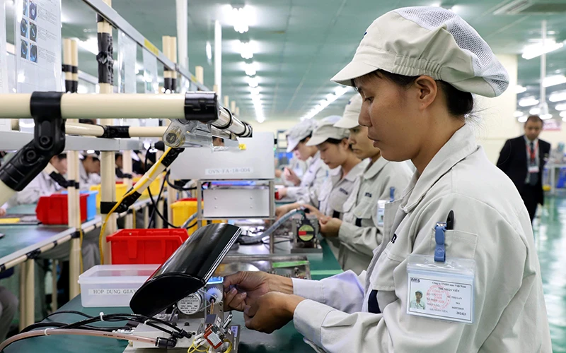 Sản xuất linh kiện điện tử tại Công ty Origin Munufactures Vietnam (Khu công nghiệp Ðồng Văn II, tỉnh Hà Nam). (Ảnh NGỌC CHÂU)
