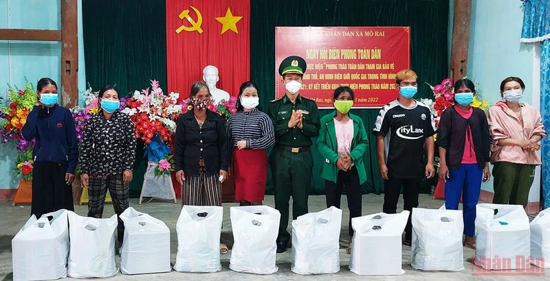 Bộ đội Biên phòng tỉnh Kon Tum tặng quà cho các hộ nghèo xã Mô Rai, huyện Sa Thầy.