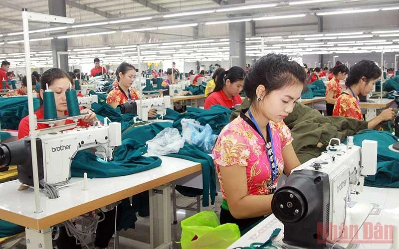Lao động nữ người dân tộc thiểu số tham gia làm việc tại Cụm công nghiệp tỉnh Sơn La. (Ảnh: QUỐC TUẤN)