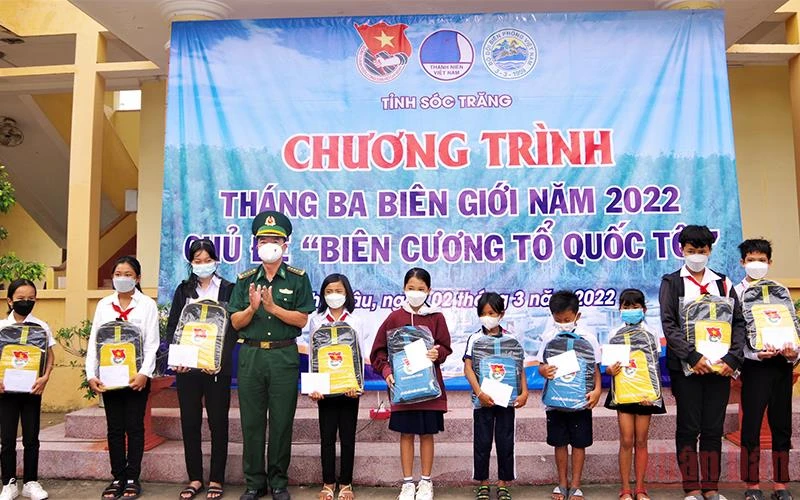 Đại tá Lê Văn Anh, Phó chính ủy Bộ đội Biên phòng tỉnh Sóc Trăng trao tặng học bổng cho các em học sinh nghèo hiếu học trong chương trình “Nâng bước em tới trường”.