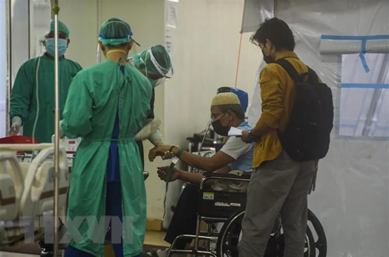 Nhân viên y tế điều trị cho bệnh nhân nhiễm Covid-19 tại bệnh viện ở Jakarta, Indonesia. (Ảnh: THX/TTXVN)