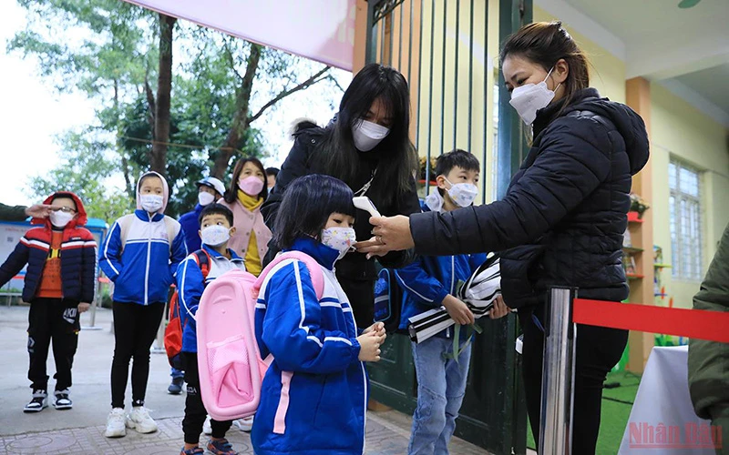 Học sinh Trường tiểu học Vân Canh, huyện Hoài Đức, Hà Nội đi học trở lại trung tuần tháng 2/2022. (Ảnh: Thành Đạt)