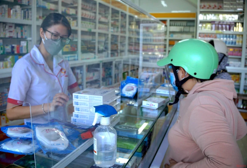 Người dân tìm đến mua kit test nhanh tại nhà thuốc Hồng Đào (phường 6, TP. Cà Mau chiều 2/3)