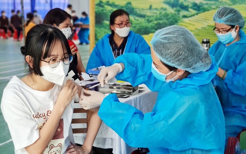 Tiêm vaccine phòng Covid-19 cho nhóm đối tượng từ 12 đến 17 tuổi tại điểm tiêm Trường tiểu học Nguyễn Văn Trỗi (phường Hoa Lư, TP Pleiku).