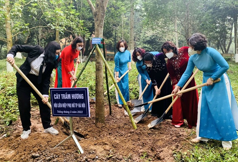 Các đại biểu tham gia trồng cây tại Khu di tích Chủ tịch Hồ Chí Minh.