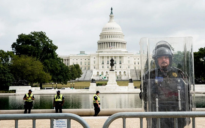 Cảnh sát chống bạo loạn đứng gác bên ngoài Đồi Capitol, ngày 18/9/2021. (Ảnh: Reuters)