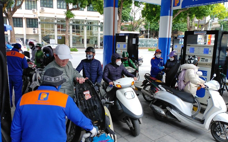 Khách hàng mua nhiên liệu tại cây xăng trên phố Trần Hưng Đạo, quận Hoàn Kiếm, Hà Nội. Ảnh: ANH SƠN