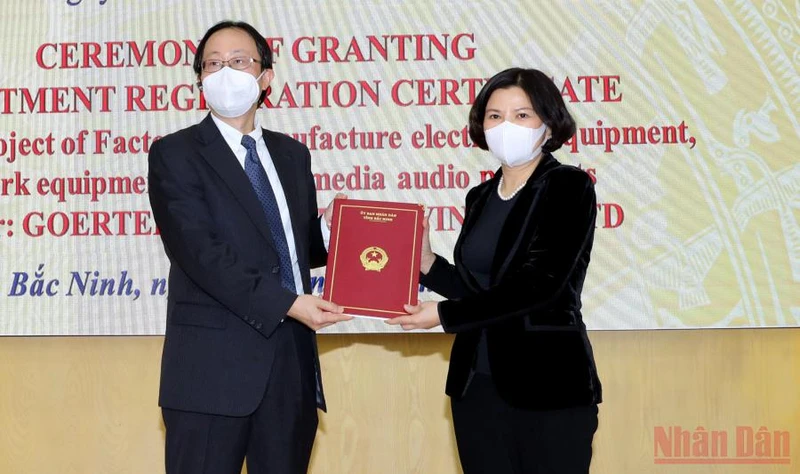 Chủ tịch UBND tỉnh Bắc Ninh trao giấy chứng nhận đầu tư mở rộng cho Công ty Goertek Vina.