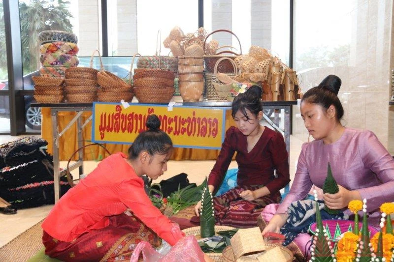 Dạy nghề truyền thống, tạo công ăn việc làm để giảm số hộ nghèo tại một sự kiện ở Thủ đô Vientiane, Lào. Ảnh: Xuân Sơn.