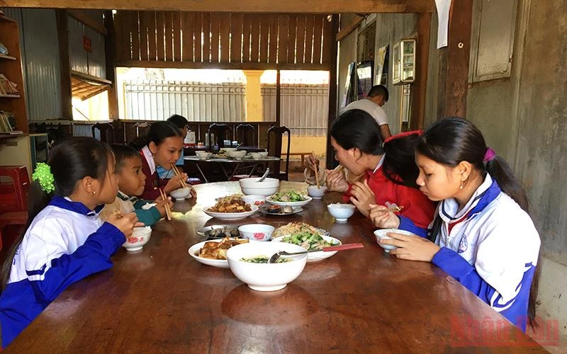 Bếp ăn tình thương tại Đội công tác địa bàn thuộc Đồn Biên phòng Cửa khẩu quốc tế Lệ Thanh vẫn được duy trì giúp các em thực hiện ước mơ đến trường.