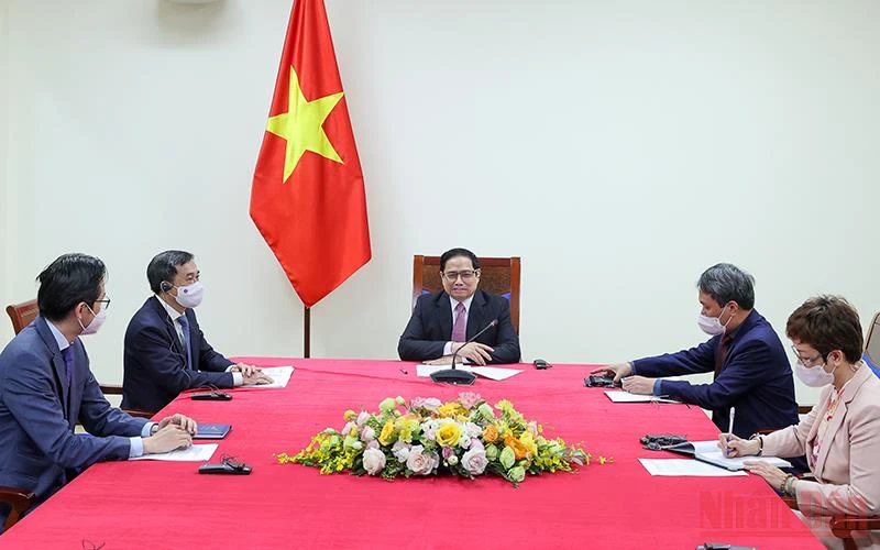 Thủ tướng Phạm Minh Chính điện đàm với Giám đốc điều hành Chương trình COVAX Aurelia Nguyen. (Ảnh: NHẬT BẮC)