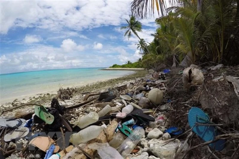 Rác thải nhựa trên bãi biển đảo Cocos, Australia. (Ảnh: AFP/TTXVN)