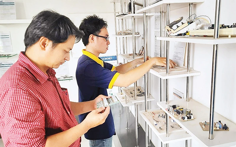 Trưng bày các sản phẩm công nghiệp hỗ trợ công nghệ cao tại Khu Công nghệ cao TP Hồ Chí Minh.