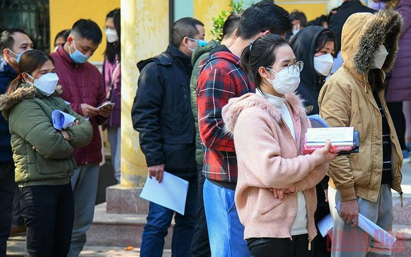Người dân xếp hàng làm thủ tục cấp giấy chứng nhận nghỉ việc hưởng bảo hiểm xã hội tại phường Hoàng Liệt, quận Hoàng Mai, Hà Nội. (Ảnh: THÀNH ĐẠT) 