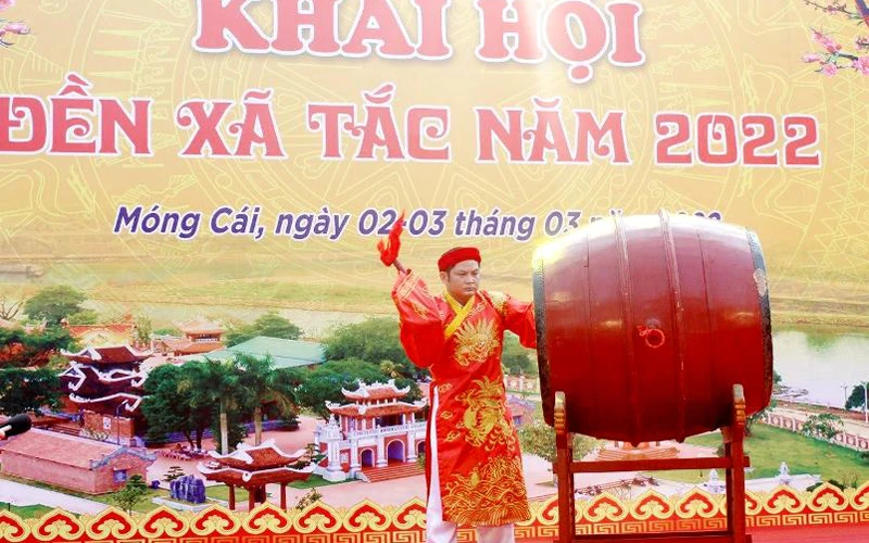 Lãnh đạo thành phố Móng Cái (Quảng Ninh) gióng trống khai hội đền Xã Tắc năm 2022.